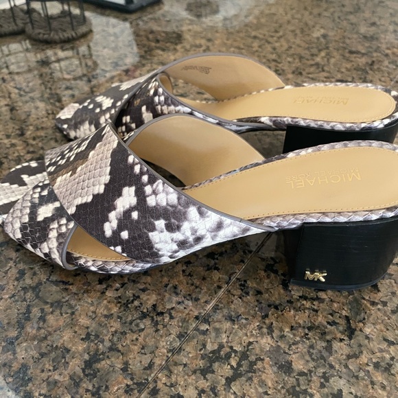 Michael Kors size 6.5 slide sandals - Picture 7 of 7